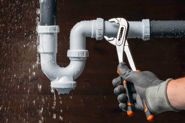 Professional Emergency Plumber technician working in Springville, IN